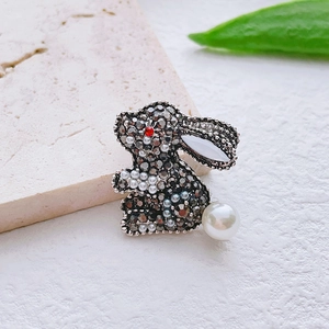 Vue détaillée de la broche lapin vintage avec cristaux gris et détail de perle ronde