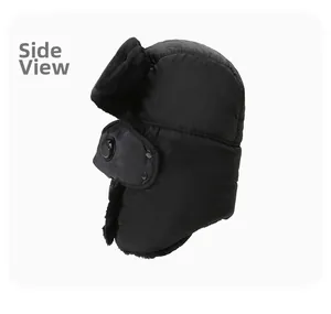 Vista laterale dell'ushanka invernale con tessuto impermeabile, ecopelliccia e maschera integrata
