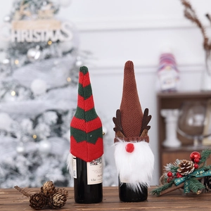 Couvre-bouteilles de vin de Noël tricotés avec chapeau rayé et bois de renne festifs