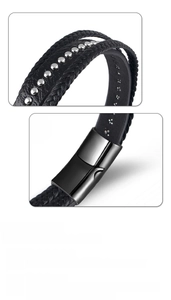 Vue détaillée du bracelet multicouche en cuir tressé noir avec rivets et fermoir magnétique