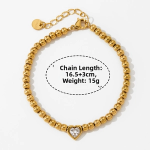 Dettaglio del bracciale di perline in acciaio placcato oro con zircone a forma di cuore