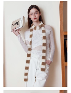 Detailaufnahme des weichen Strickschals mit braun-weißen Streifen für den Winter