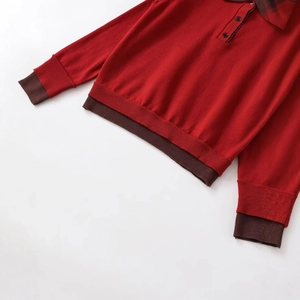 Pull polo rouge à manches longues avec col à carreaux et finitions côtelées marron chic