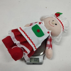 Detailansicht einer Weihnachts-Plüschpuppe als Köchin auf einer Waage mit 308,5g Gewicht