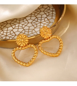 Détail de boucles d'oreilles cœur plaqué or 18K avec texture torsadée et clou marguerite