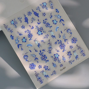 Vue macro des autocollants à ongles fleurs bleues avec détails argentés et éventails