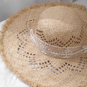 Chapeau de soleil en raphia tissé main avec large bord effiloché et ruban de dentelle