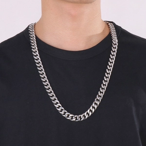 Détail d'une grosse chaîne cubaine argentée pour homme portée par un mannequin de style hip-hop