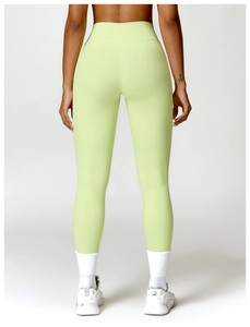 Détail du pantalon de yoga vert clair à taille haute avec couture en V pour l'effet galbant