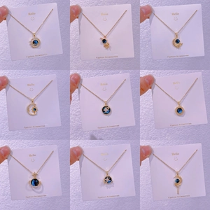 Collana con Pendente a Forma di Pianeta Cielo Stellato in Acciaio al Titanio Catena della Clavicola Oro Universo Galassia Strass Luna Stella Gioielli Donna