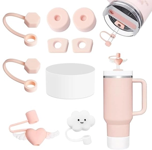 Set di accessori per tazza in silicone rosa con coperture carine per cannuccia e tappi.