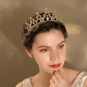 Couronne de mariée baroque avec branches dorées, perles blanches et cristaux sur modèle