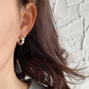 Detailed close-up of 925 sterling silver hoop earring featuring a quilted geometric pattern