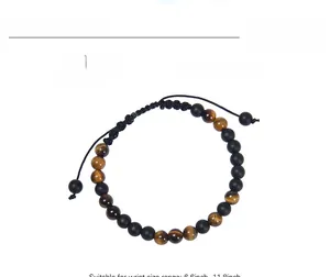 Détail du bracelet code Morse avec perles de pierre givrée 6mm et œil de tigre jaune