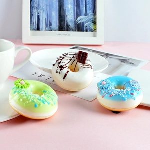 Set mit drei realistischen PU-Slow-Rebound-Donuts für Deko und Foto-Requisiten