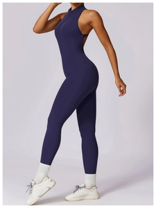 Vue latérale détaillée d'une combinaison de yoga ajustée avec col zippé et dos ouvert