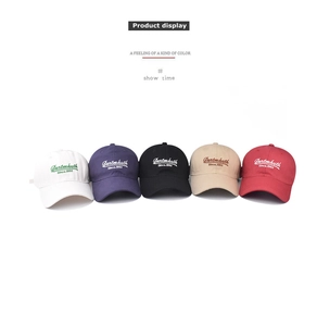Una fila di cinque cappellini da baseball unisex con il ricamo 'Dartmauth Since 1993'.