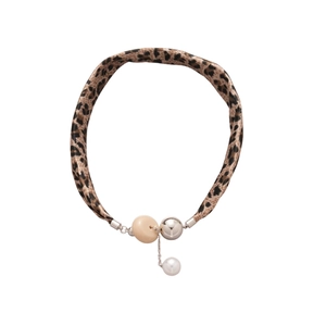Ras de cou léopard vintage avec perles argentées, anneaux roses et pendentif perle