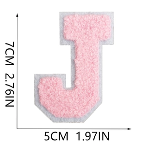 Dettaglio della toppa con lettera J in ciniglia rosa alta 7cm e texture in ricamo soffice