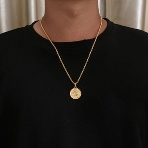 Detail der Libra Sternzeichen-Halskette in Gold am männlichen Modell mit feiner Box-Kette