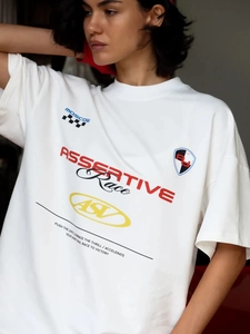 Κοντινό πλάνο λευκού βαμβακερού T-shirt με γραφικά Moscow Assertive Race και street στυλ