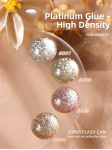 Macro de quatre teintes de vernis à ongles pailleté platine haute densité argent et or rose