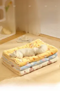 Dettaglio di coperte spesse in flanella per animali con motivi di conigli e orsi carini