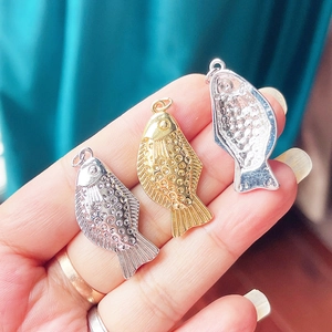 Pendentif poisson en laiton avec pierres de zircon colorées en finition or et argent