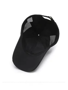 Vista dettagliata dell'interno del cappellino nero in mesh con etichetta in poliestere