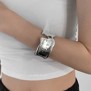 Bracelet manchette ouvert argenté avec texture lave irrégulière pour femme