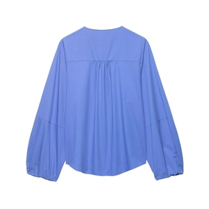 Blouse bleue en popeline avec manches ballon et plis au dos sur fond blanc