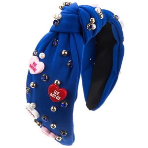 Détail du serre-tête bleu avec nœud, cœurs, perles et broderie Be Mine