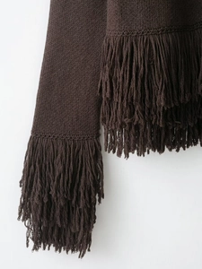 Vue détaillée de la veste en tricot marron foncé avec des franges et texture fine
