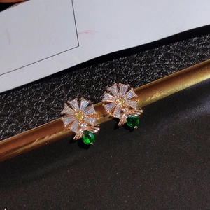 Madeliefje oorbellen van goud metaal met witte zirkonen en groene druppelvormige edelstenen