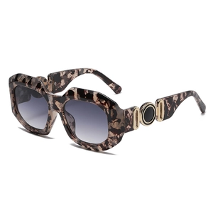 Retro oversized tortoiseshell sunglasses with gradient lenses and gold temple accents