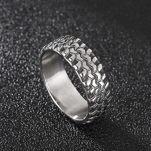 Nahaufnahme eines Herrenrings aus Edelstahl mit Reifenprofil-Textur und Silber-Finish