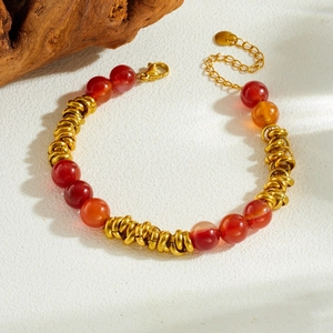 Bracelet en perles d'agate rouge avec anneau plaqué or et chaîne en acier inoxydable