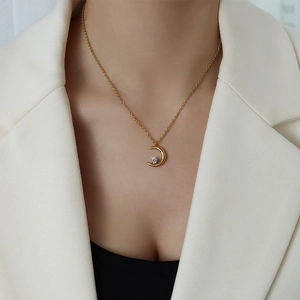 Minimalistische 18K Gold Mondkette mit funkelndem Diamantanhänger für Damen