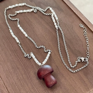 Collier de style ethnique avec pendentif champignon en bois et perles sur chaîne métal