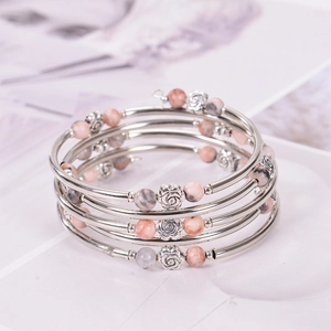 Détail du bracelet multi-rangs en pierre zèbre rose avec perles roses et tubes en argent