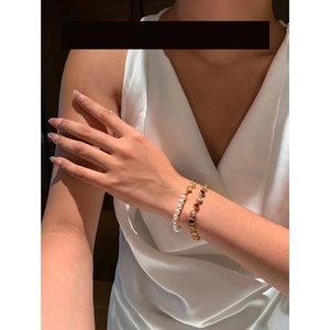 Détail d'un bracelet de perles plaqué or 18 carats avec un bracelet tennis multicolore