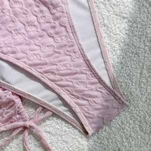 Detail von rosa Bikini-Strukturstoff mit seitlichen Bändern und weichem Innenfutter