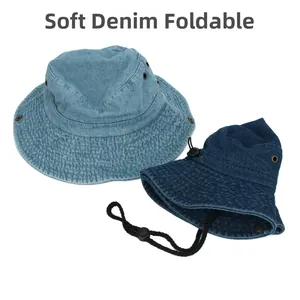 Detailansicht von weichen Denim-Anglerhüten mit Metallösen und verstellbarem Kinnriemen