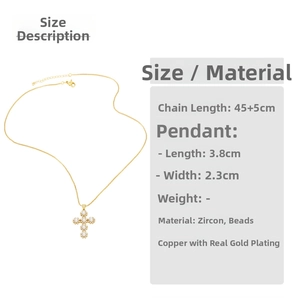 Dettaglio pendente a croce dorata con perle e zirconi su collana a catena da 45cm