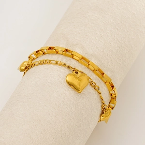 Bracelet double rang en acier titane doré avec pendentifs en cœur sur chaîne à maillons