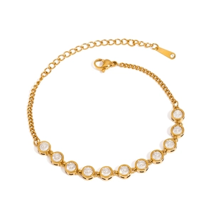 Élégant bracelet en acier inoxydable doré avec dix zircons ronds sur fond blanc neutre