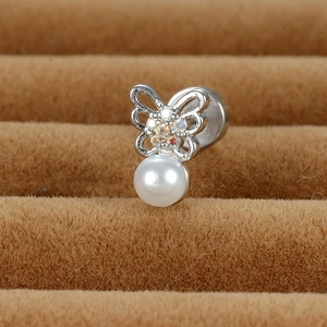 Détail de la boucle d'oreille papillon argentée avec strass Aurora et perle blanche