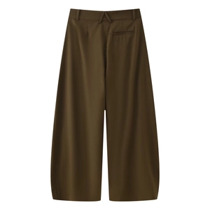 Vue arrière du pantalon large marron décontracté avec design plissé et poche arrière