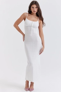 Détail de la maille pointelle blanche et du cordon de serrage sur la robe longue ajustée