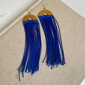 Vue détaillée de boucles d'oreilles à franges bleu foncé avec attaches semi-circulaires dorées